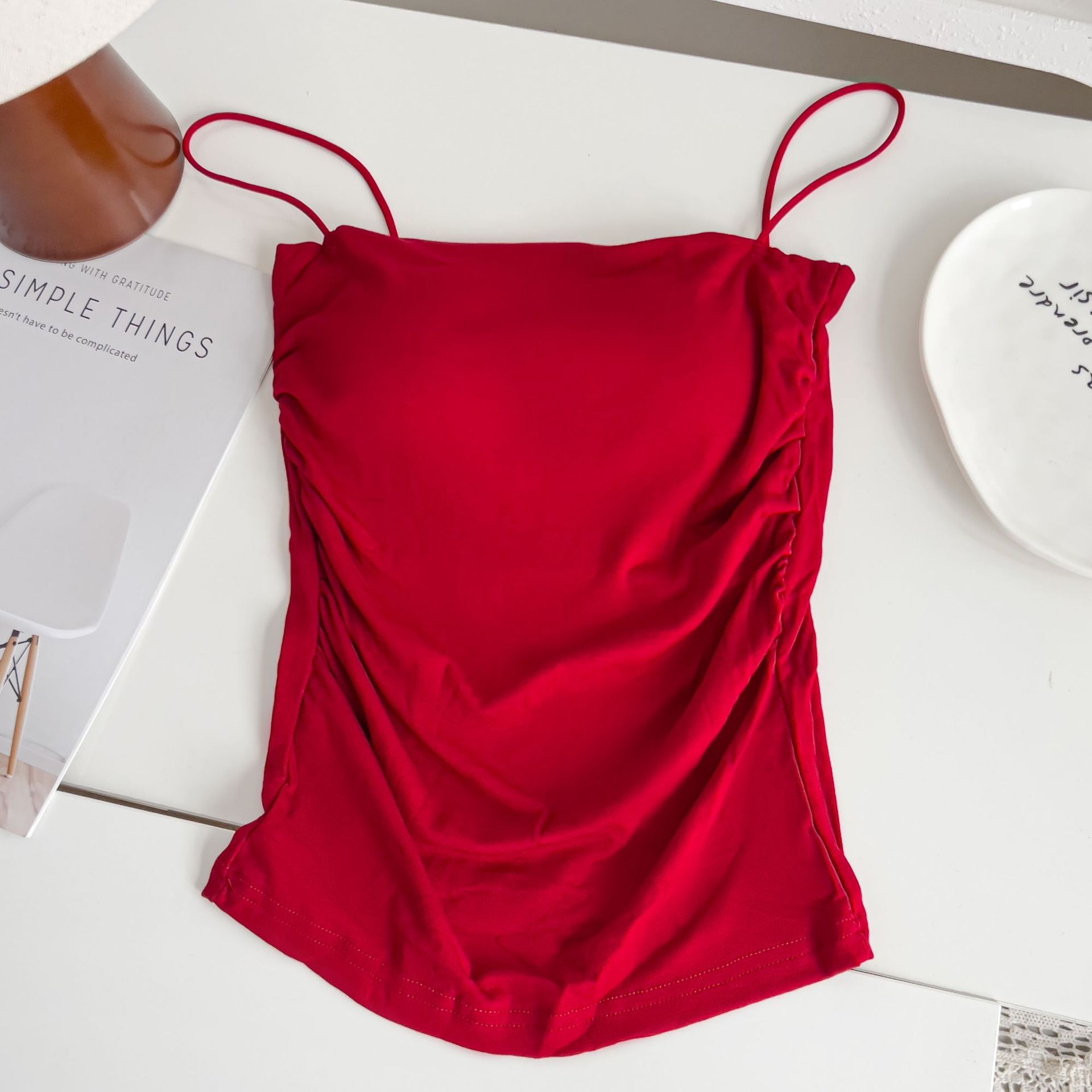 AMUSIVE女士百搭小吊带胸垫一体抹胸修身褶皱无痕打底小背心外穿款细肩带设计详情7