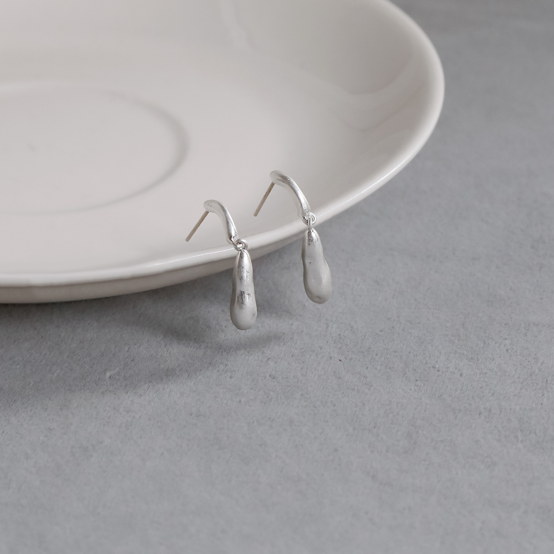 TEN家不规则水滴耳钉 夏季爆款轻奢冷淡风哑光肌理感锤面长款耳钉详情7