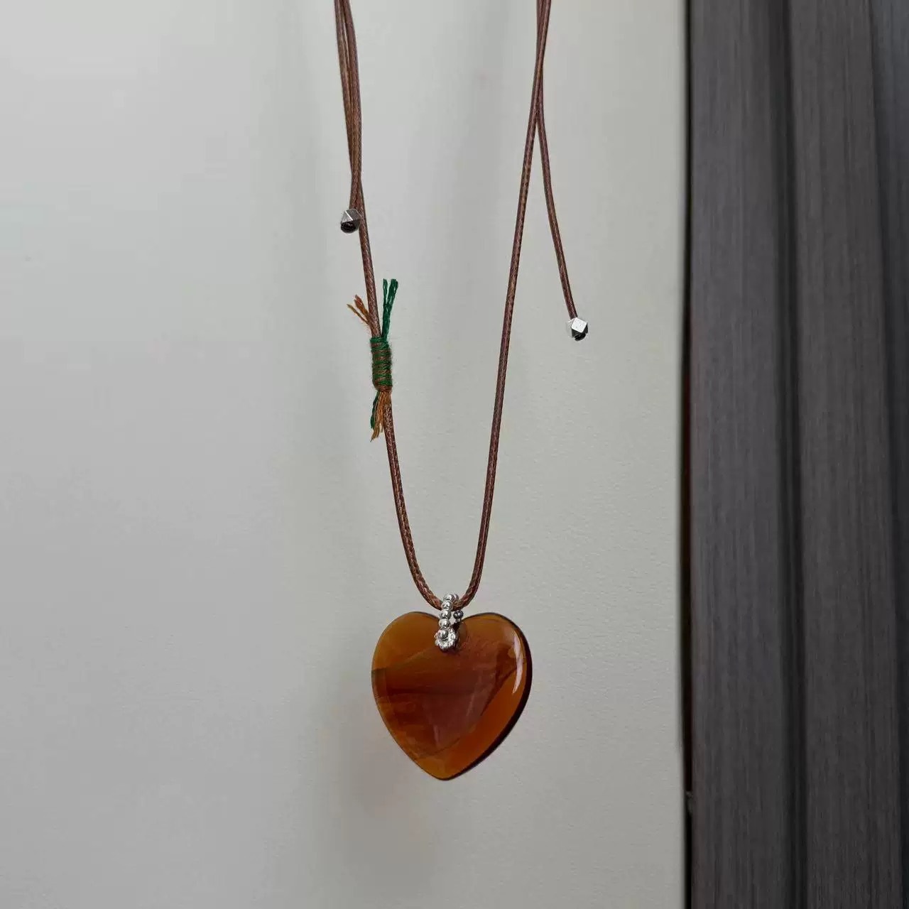 小众设计琉璃爱心棕色皮绳项链日韩复古高级感简约叠戴长款毛衣链详情5