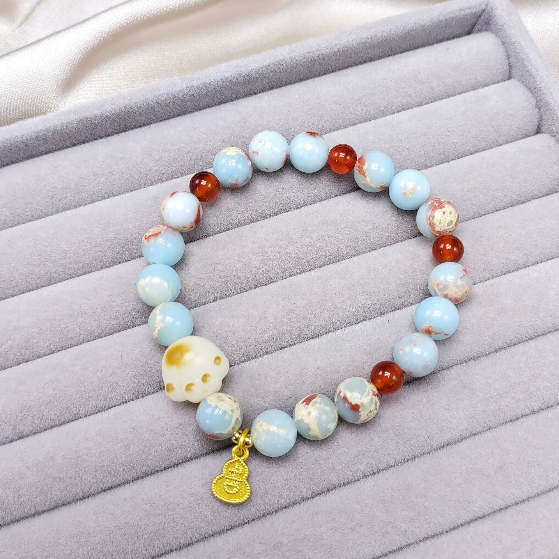 Shoushan stone Star and moon Bodhi bracelet, a fresh and sweet Bodhi red panda paw design bracelet with a feminine charm and a unique style pic 3