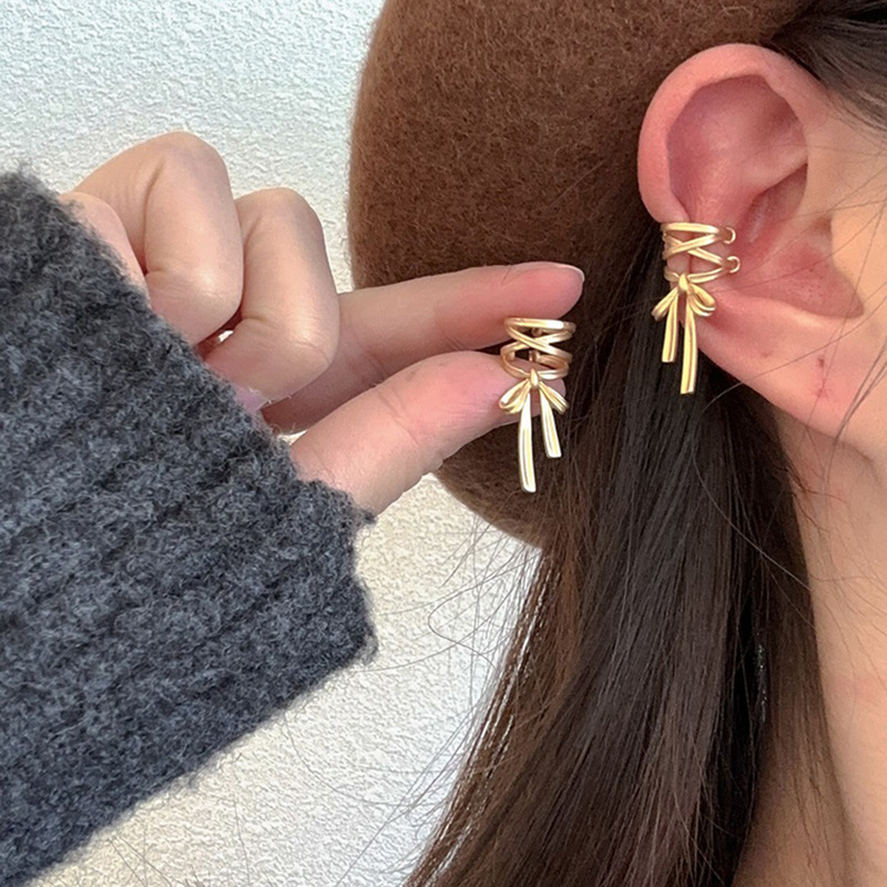 The matte bow ear bone clip with a touch of light luxury and high-end feel is a bestseller for Spring/Summer 2024. It is a niche accessory with no holes and a high-end feel pic 6