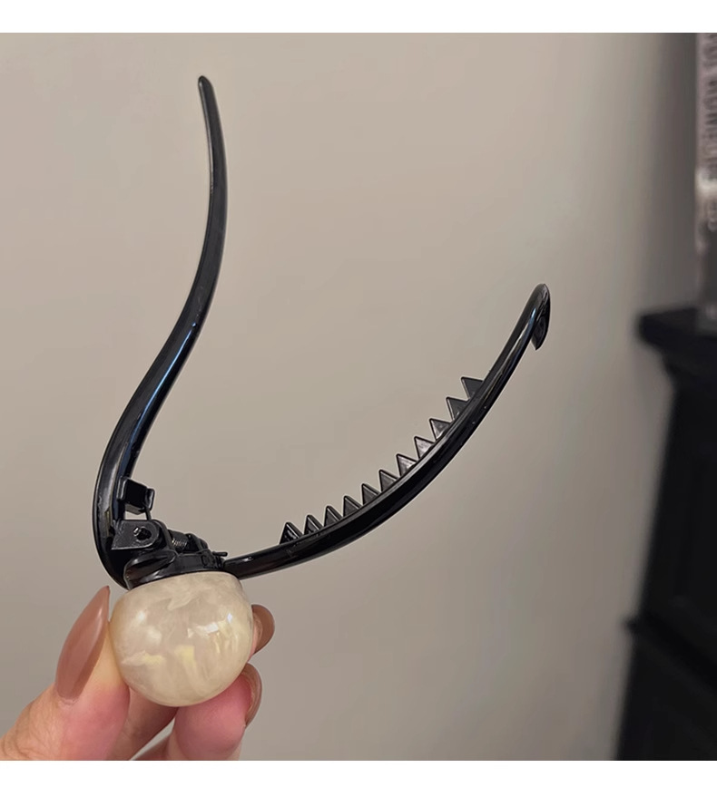 高级感扭扭发夹珍珠一字抓夹女2024新款简约百搭后脑勺鲨鱼夹发饰详情7