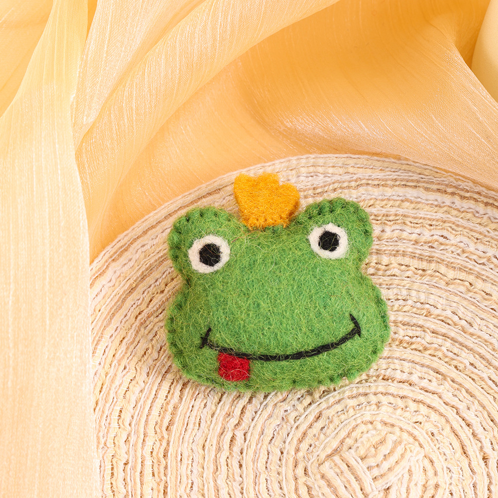 大嘴蛙纯手工羊毛毡胸针 绿豆蛙立体玩偶胸饰 尼泊尔胸针厂家批发详情5