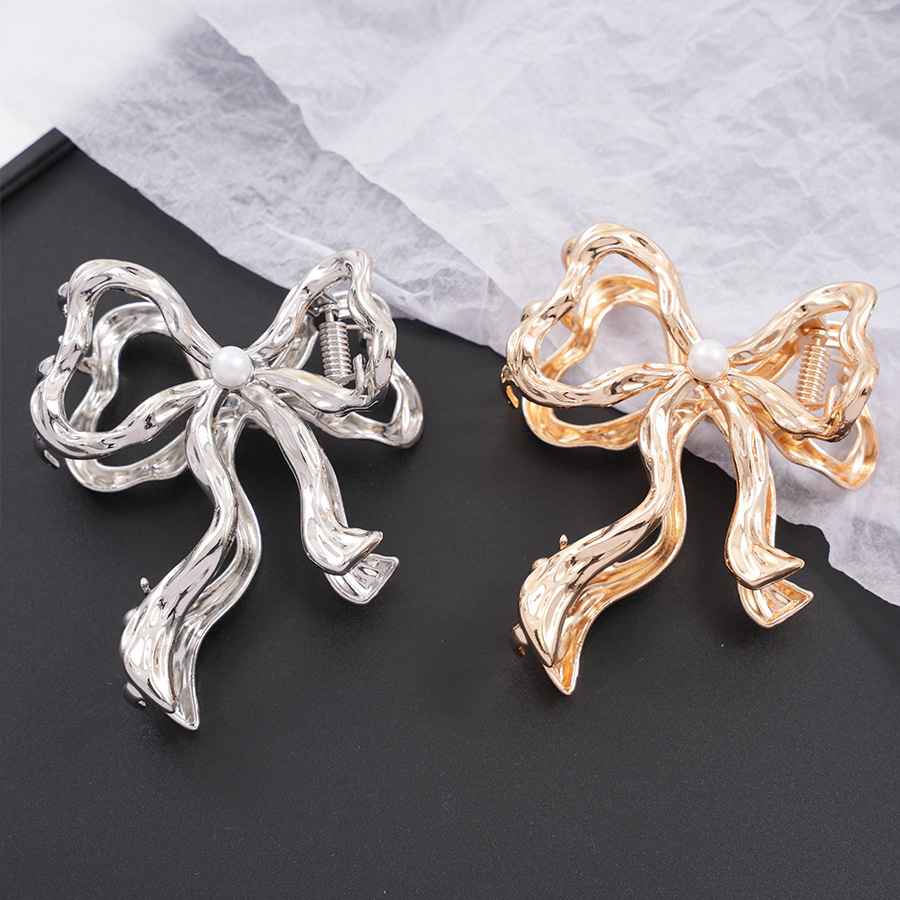 韩版网红珍珠蝴蝶结发夹 女士时尚盘发鲨鱼夹 异形合金抓夹 头饰发卡蝴蝶结装饰详情1