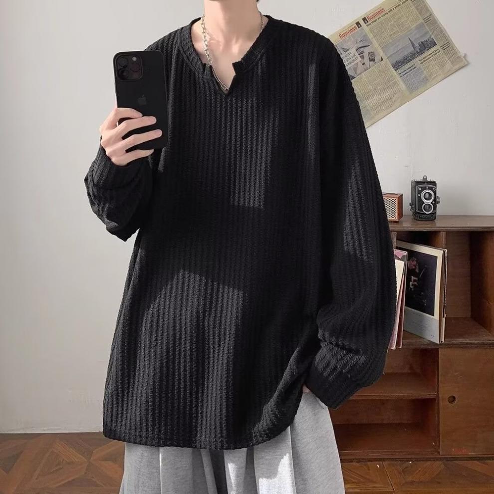 Textured V-neck long-sleeved T-shirt for men, a loose and heavyweight top from a trendy brand for spring and autumn. It exudes a cool and sophisticated vibe, paired with a base layer pic 6