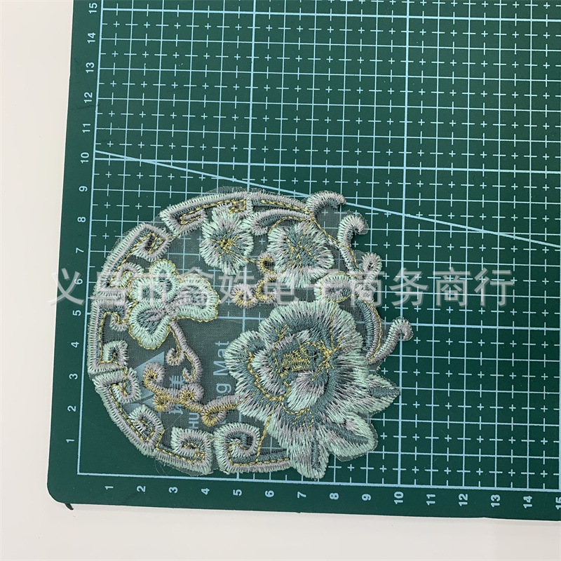 Ethnic-style computer-embroidered organ-gauze round Chinese-style double fish playing with lotus, double-sided computer-embroidered fabric sticker pic 2