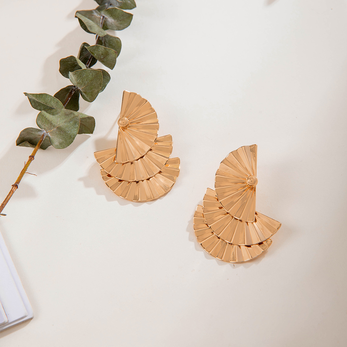 欧美跨境个性金色树叶扇子肌理耳环创意夸张复古花朵重金属风耳钉详情7