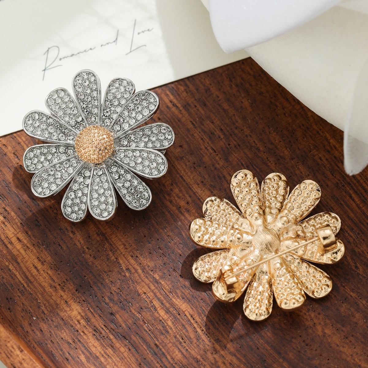 欧美个性雏菊满钻胸针 时尚优雅别针创意西装胸花 衬衫配饰防走光扣 饰品衣饰胸花详情2