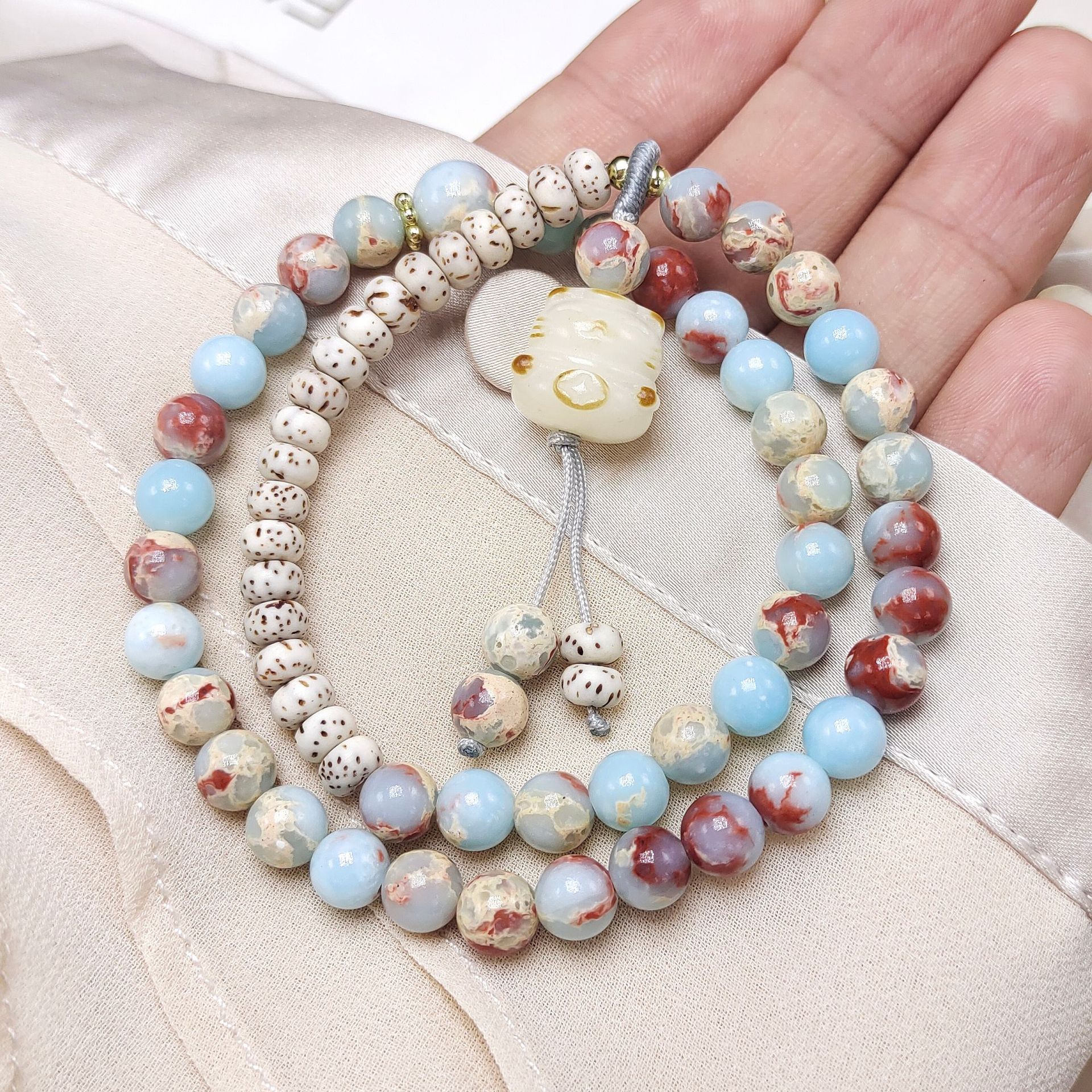 Shoushan stone Star and moon Bodhi bracelet, a fresh and sweet Bodhi red panda paw design bracelet with a feminine charm and a unique style pic 7