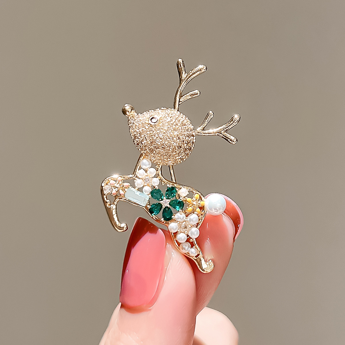 Cute deer brooch, high-end feminine charm, exquisite corsages, luxurious and versatile pins, clothes and accessories, creative small gifts pic 4