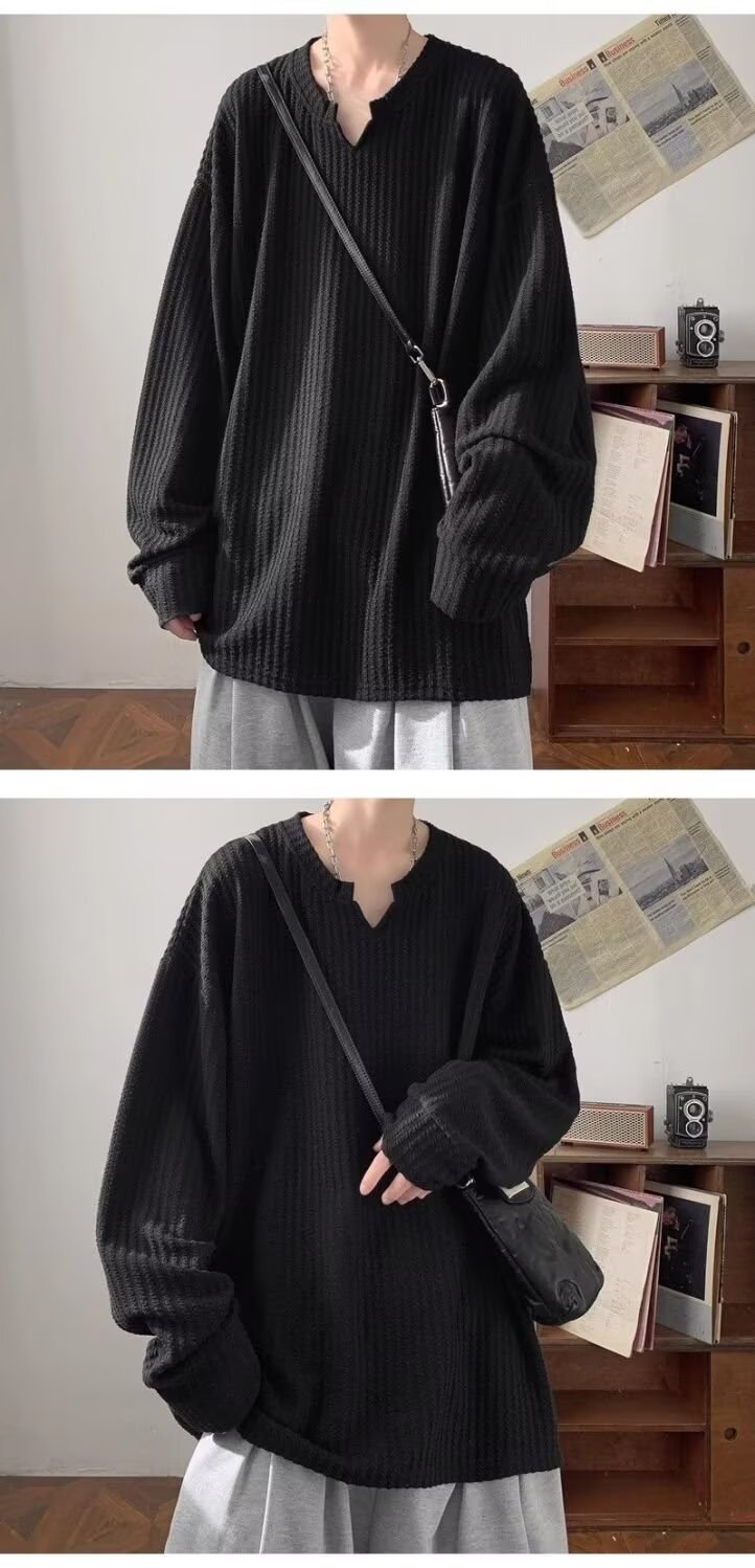 Textured V-neck long-sleeved T-shirt for men, a loose and heavyweight top from a trendy brand for spring and autumn. It exudes a cool and sophisticated vibe, paired with a base layer pic 13
