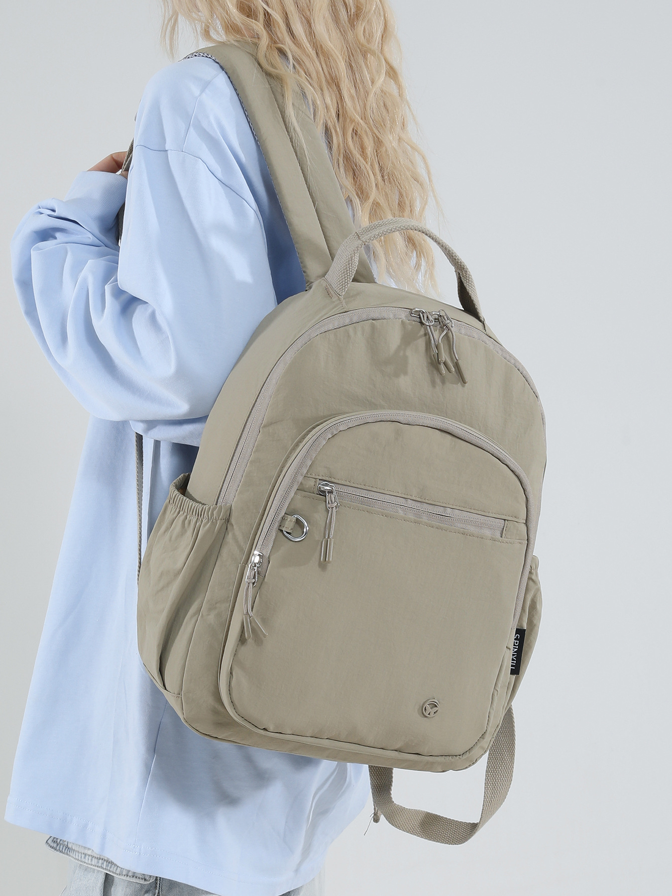 现货外贸跨境大容量轻便多隔层女士休闲百搭防泼水学生双肩包学生详情3