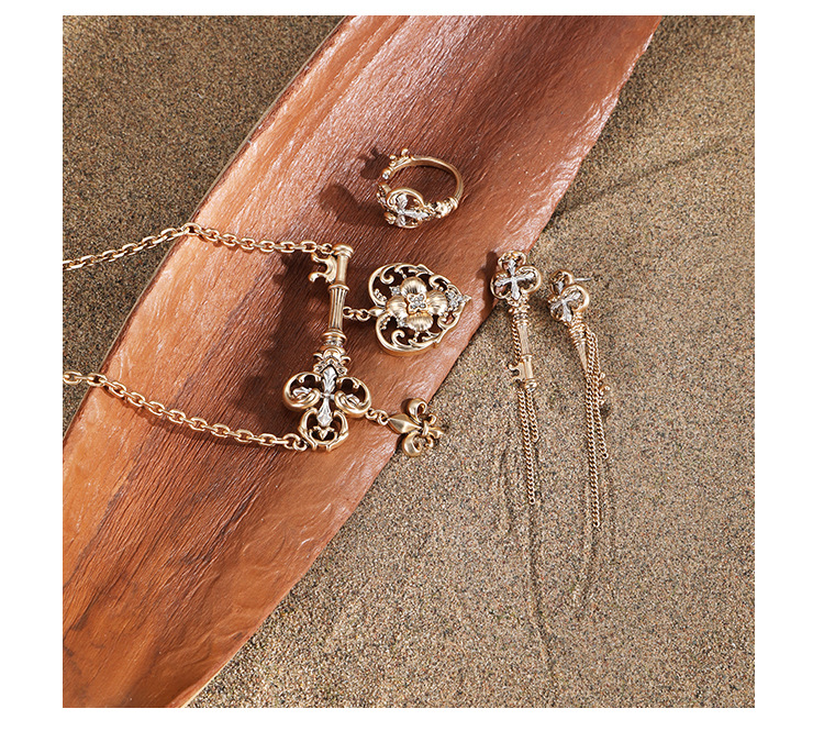 The gilded lock core key series earrings are original designs for women. They are niche, exquisite, fashionable, versatile and high-end earrings pic 13