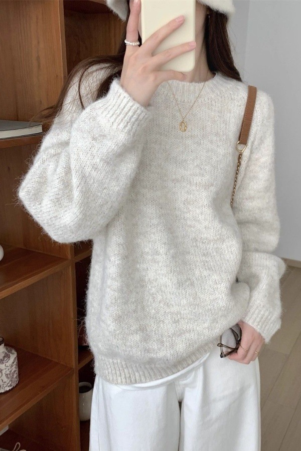 A laid-back oat sweater for women in the 2025 autumn and winter season, featuring a fashionable, soft and warm new look. It's a loose knitted pullover pic 5