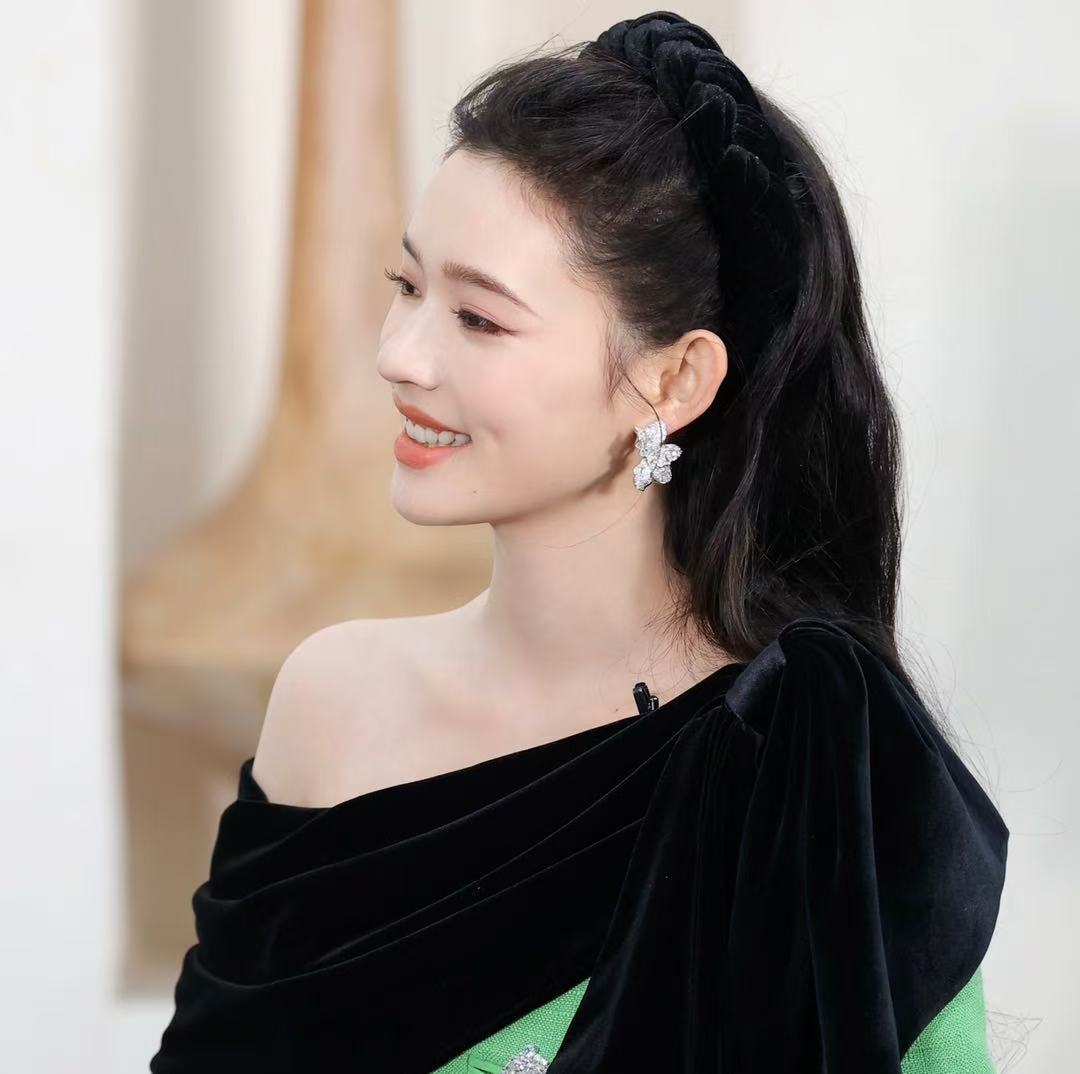 明星同款辣妹超闪大花朵耳饰重工轻奢高级满镶锆跨境热销个性首饰详情5