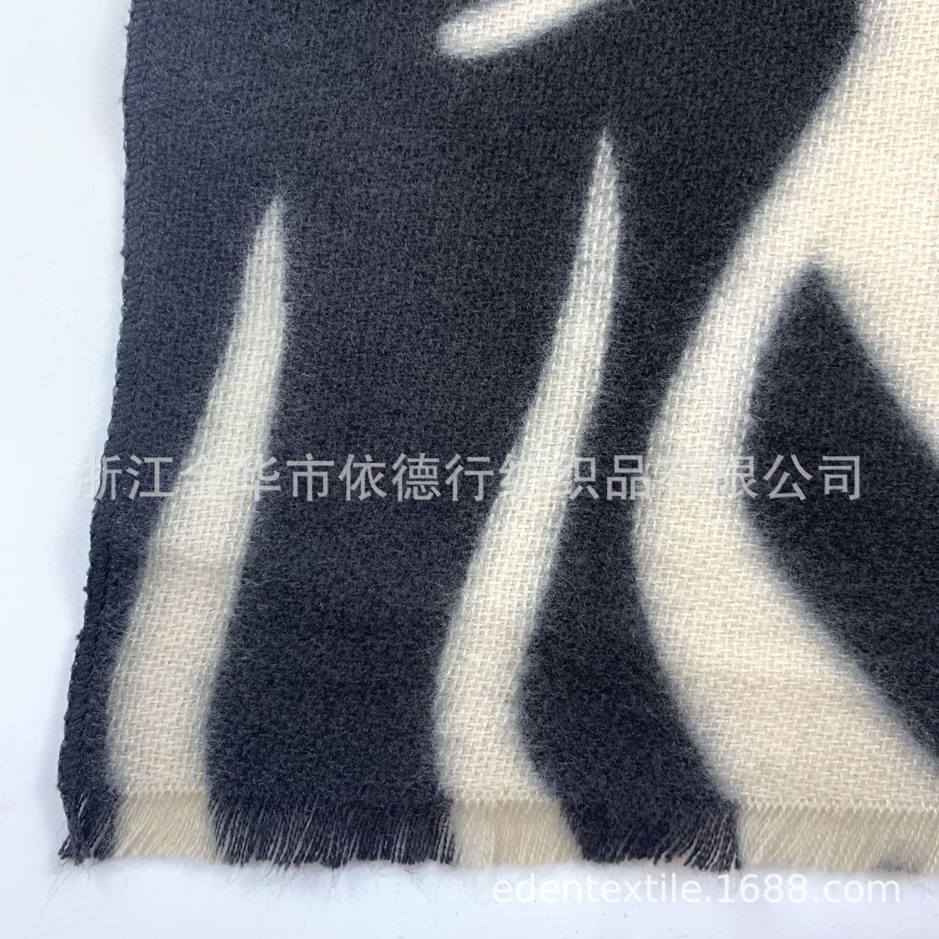 A zebra-patterned short beard scarf is a perfect match for women in autumn and winter. It features a thick, warm and trendy Korean-style faux cashmere scarf in a solid color pic 9