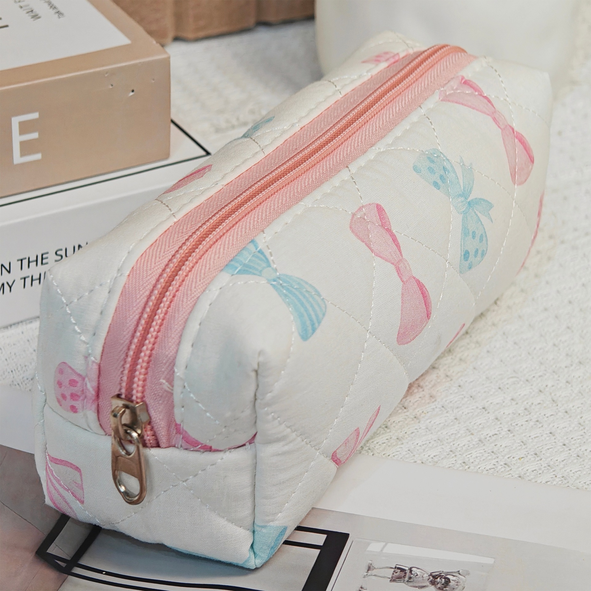 新款手提蝴蝶化妆包大容量绗缝便携收纳袋ins风旅行小物品收纳包详情17