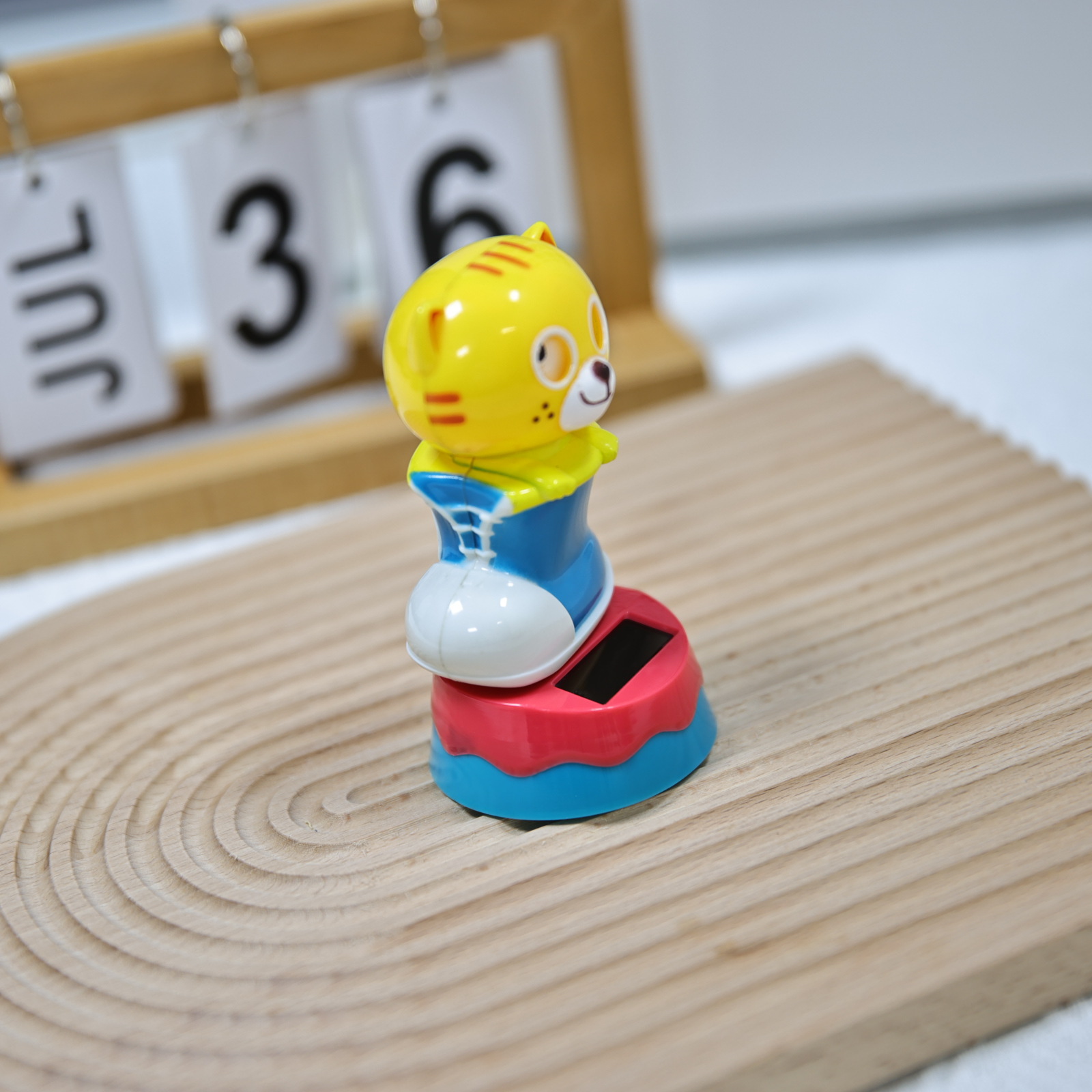 Factory direct sales of car solar automatic rocker, creative and cute animal tiger ornaments and accessories available for wholesale pic 6