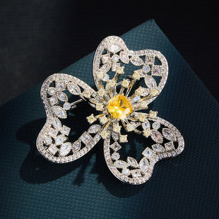 Sweet and exquisite colored gemstone hollowed-out flower brooch, copper alloy micro-inlaid zircon, light luxury and high-end dress brooch pic 4
