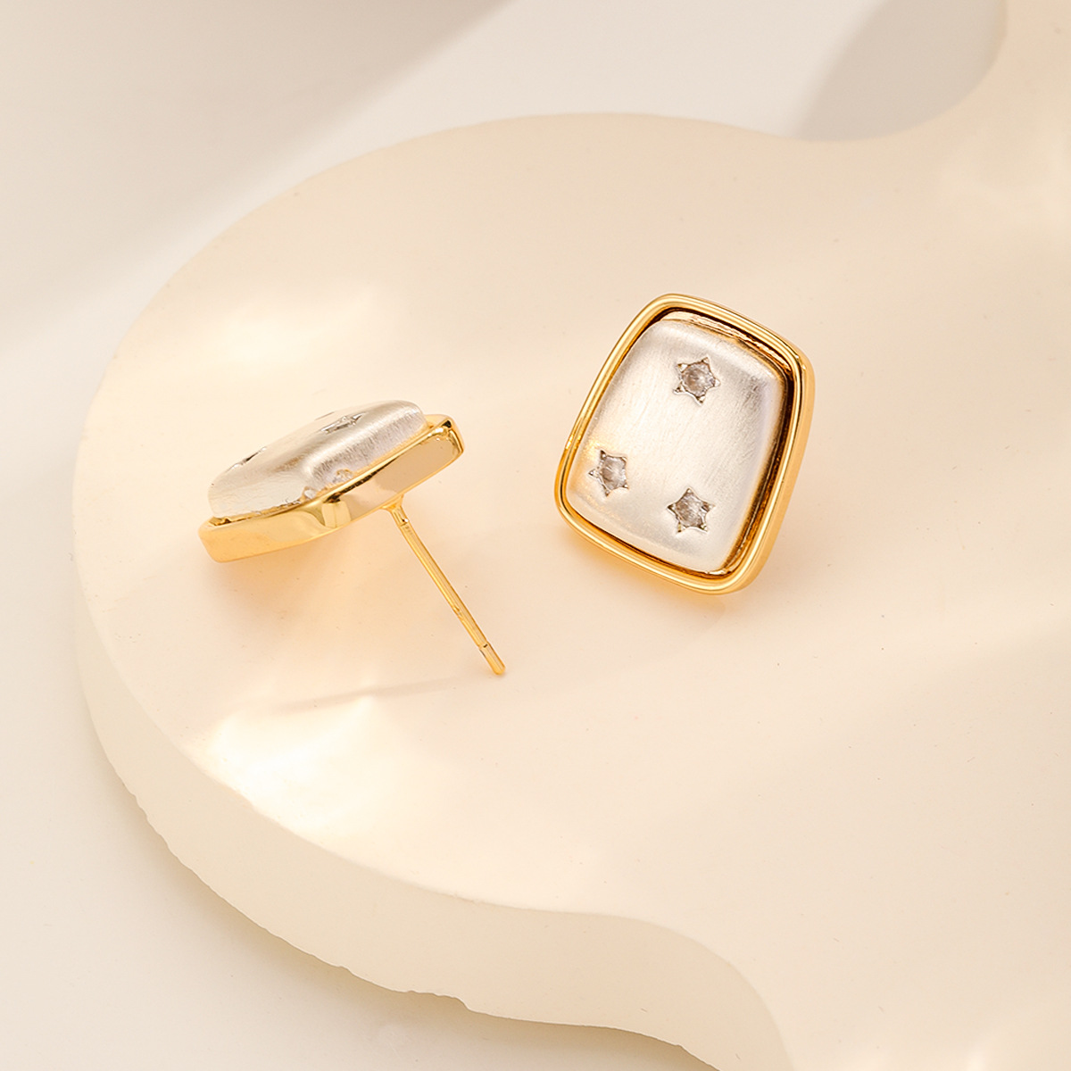 Nasha cross-border copper-plated bright silver brushed diamond-encrusted stud earrings for women, Korean style fashionable design stud earrings, cool and stylish for women pic 8