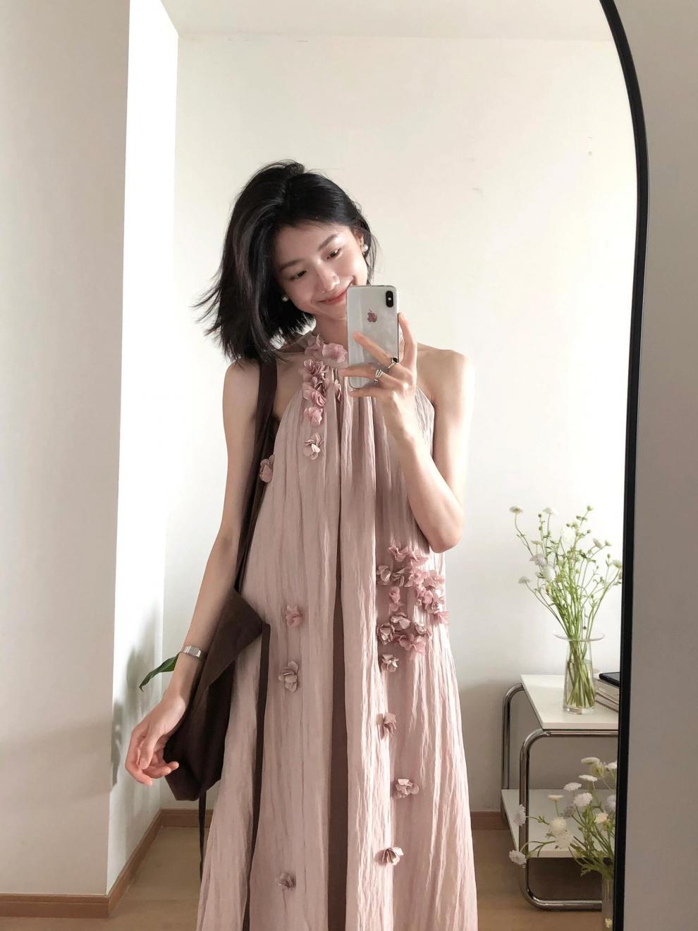 设计感褶皱花朵挂脖吊带连衣裙慵懒风氛围感超仙大摆度假沙滩长裙详情4