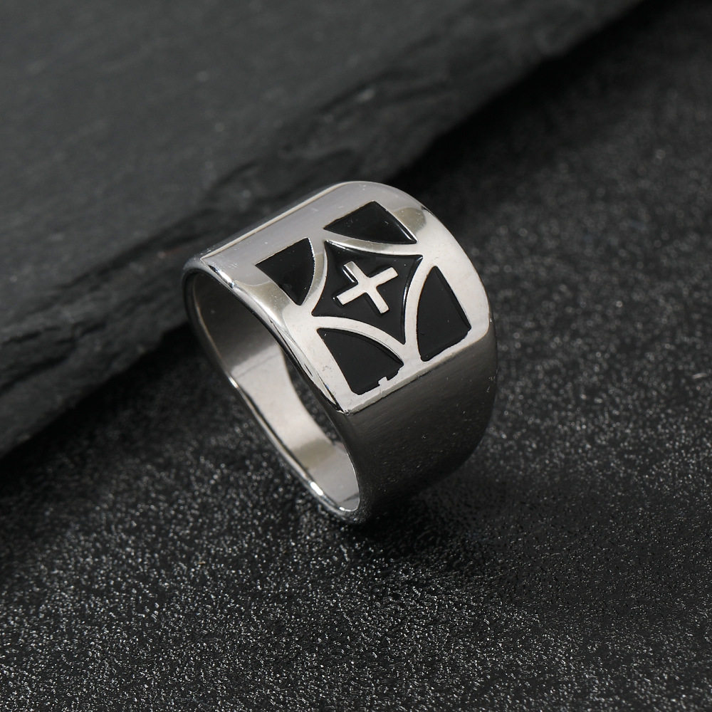 跨境不锈钢饰品 夸张朋克风切割镂空腐蚀抹黑油十字架钛钢戒指 厂详情6