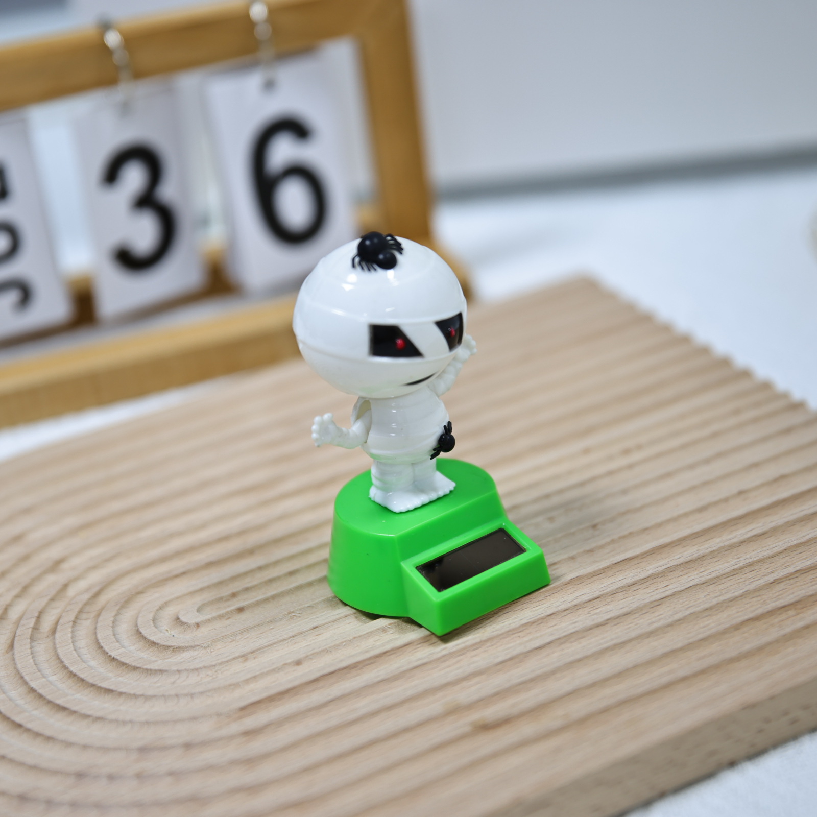 Cross-border best-selling solar-powered car automatic rocker, Halloween gift, spider mummy ornament and accessory pic 8