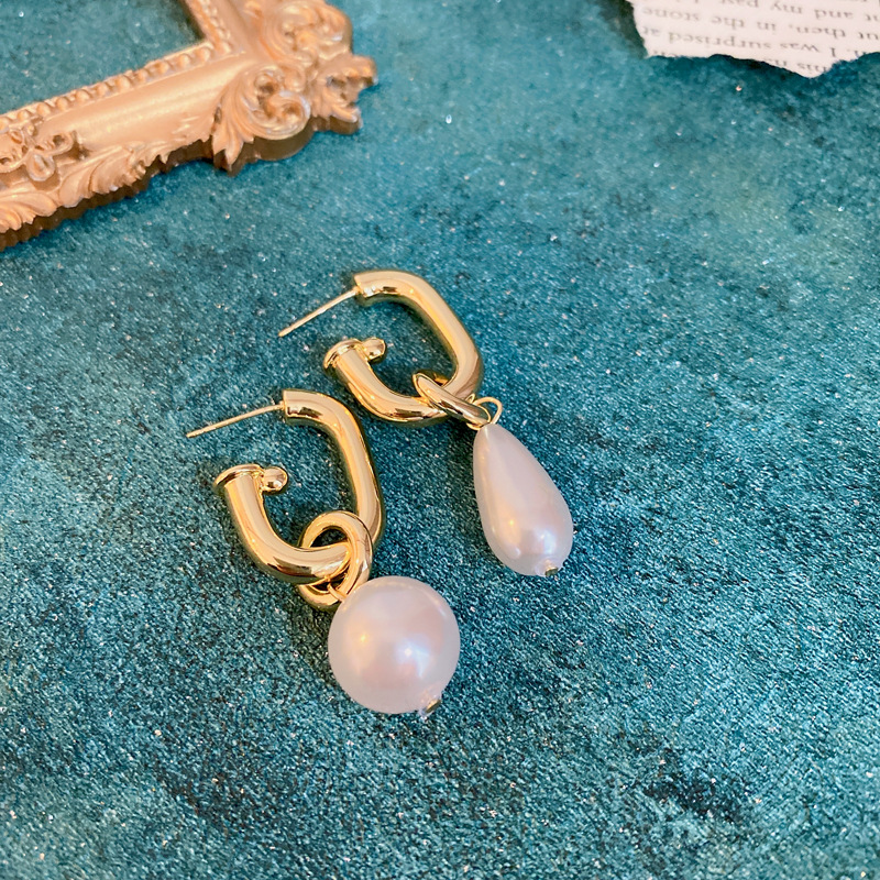 Silver needle retro court style heart-shaped figure pearl earrings, French light luxury stud earrings, female Internet celebrity style earrings wholesale pic 19