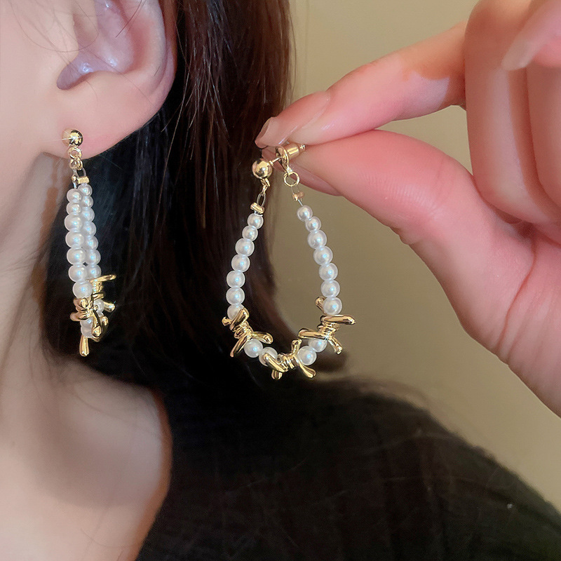 Silver needle retro court style heart-shaped figure pearl earrings, French light luxury stud earrings, female Internet celebrity style earrings wholesale pic 12