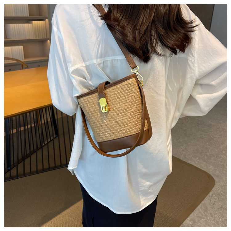时尚手提编织包包女2023新款高级质感草编包单肩斜挎包休闲水桶包详情13