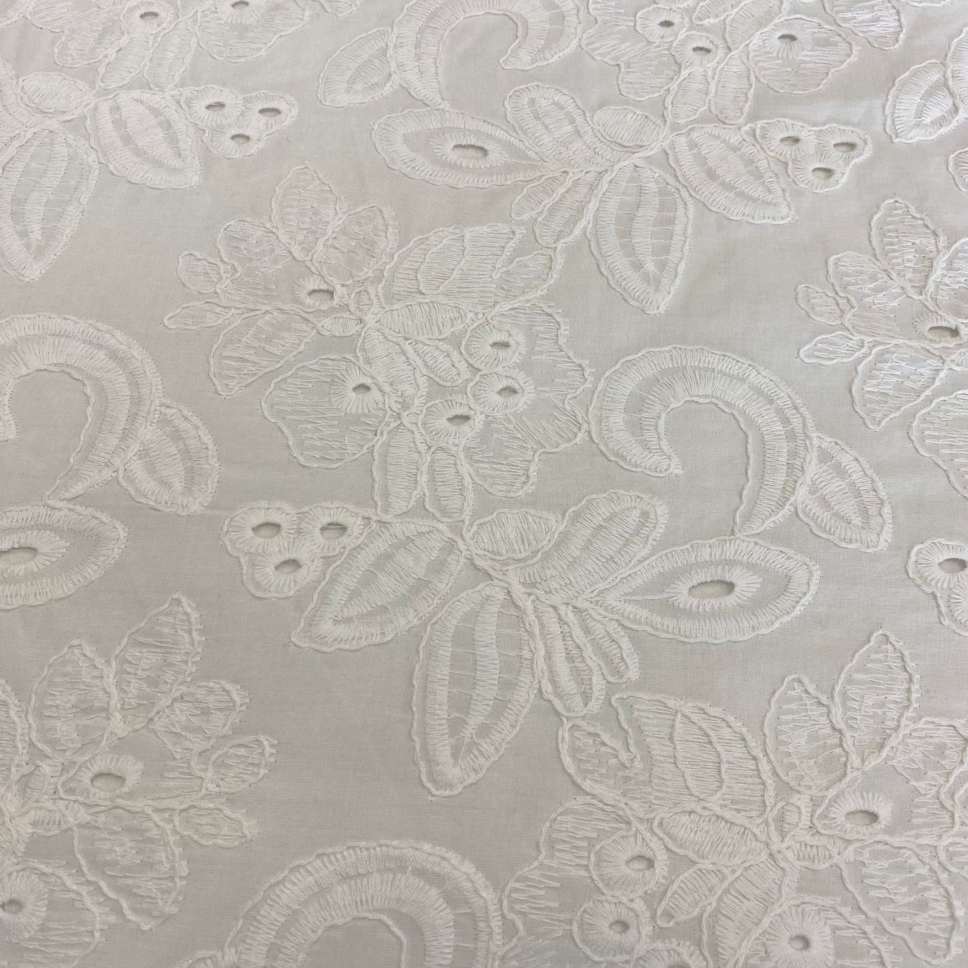 现货镂空绣花面料连衣裙打孔绣花布棉布大机绣花布全棉平绣花详情3