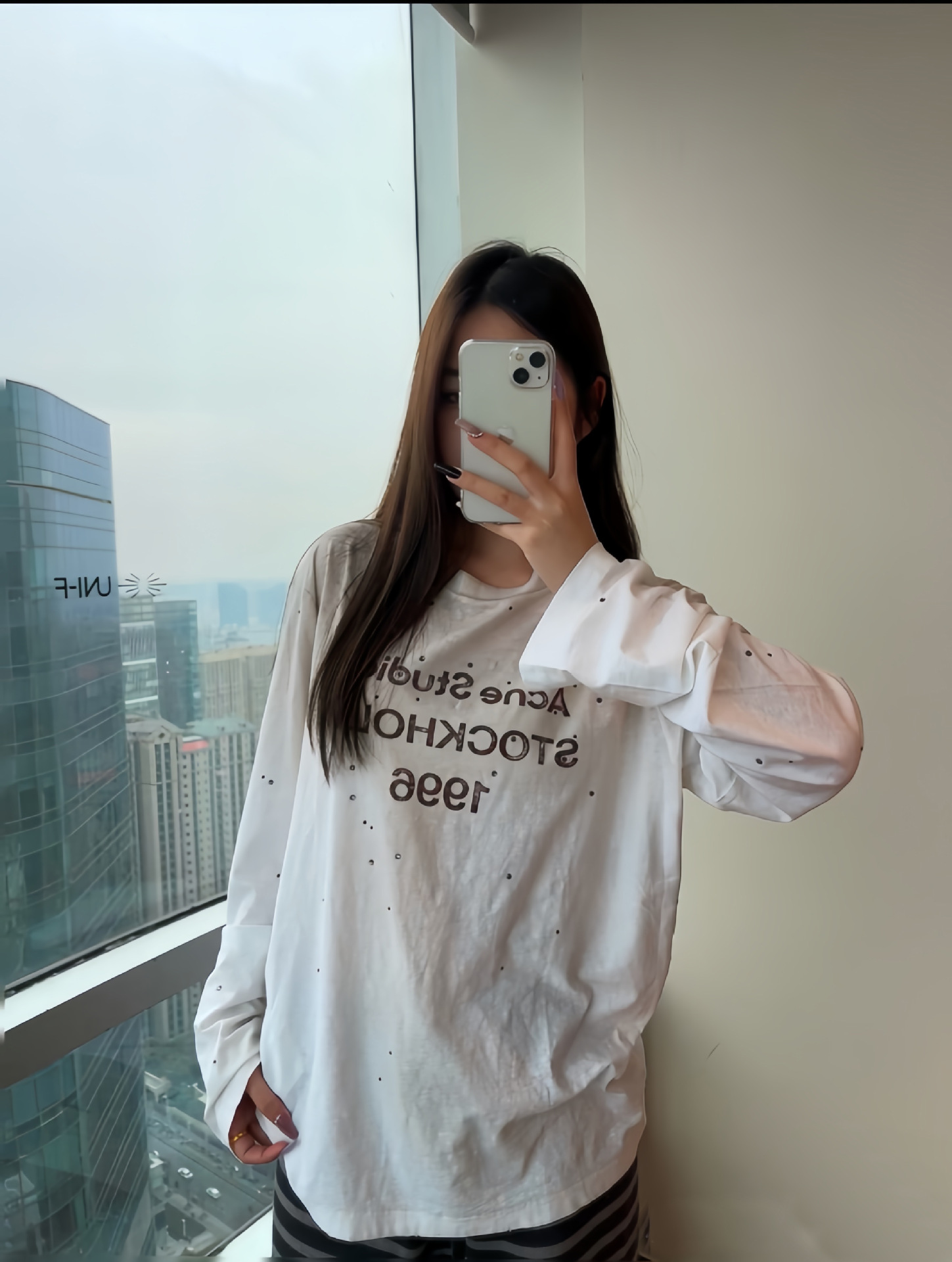 A new white long-sleeved T-shirt for women in early spring, 1996, with aged letters, faded spray painting and rhinestones pic 12