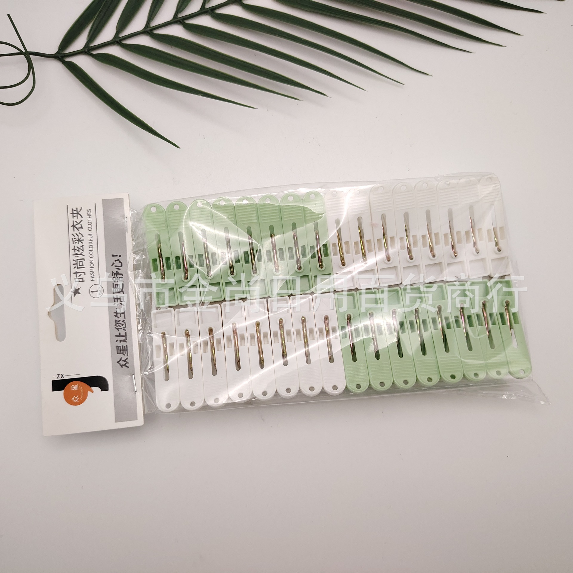 Factory direct sales of strong windproof clips, two-color mixed drying clips, plastic clothes drying clips, anti-slip small clips, retail and wholesale pic 1