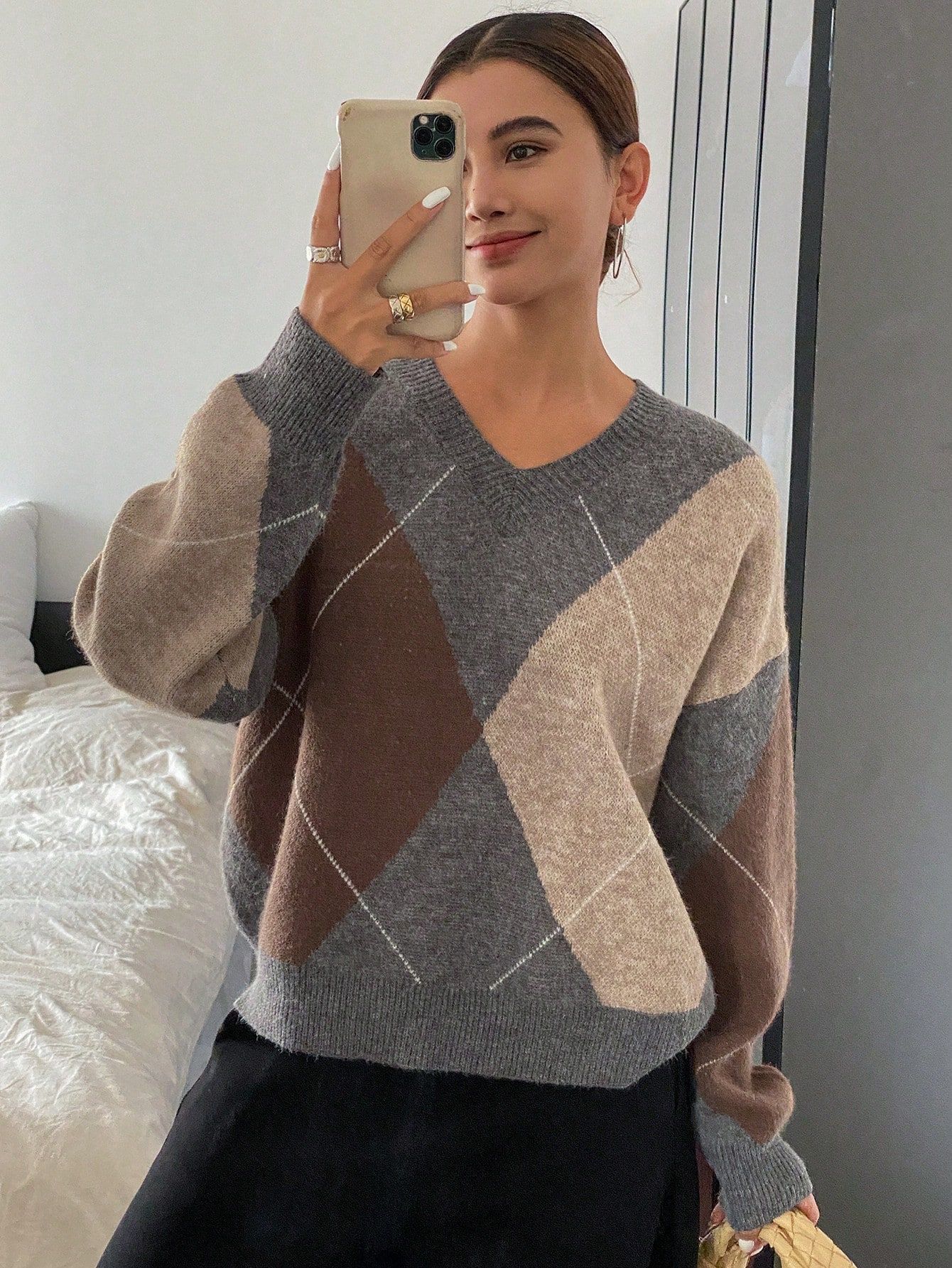 A retro color-blocking diamond-shaped V-neck sweater for women, a laid-back Korean-style knitted sweater, a casual and fashionable base layer for a trendy top pic 6