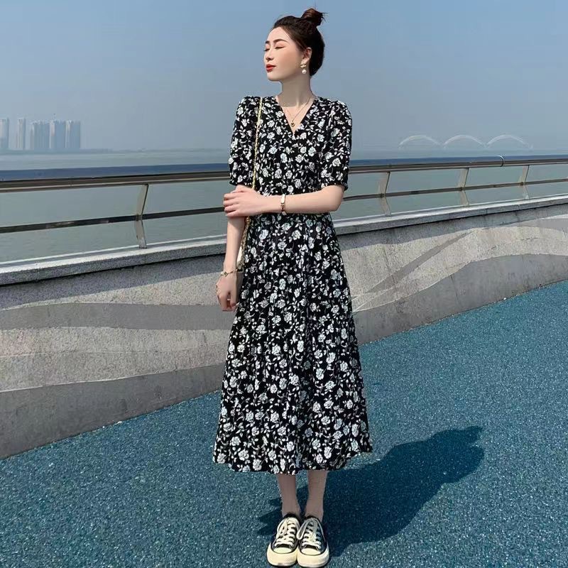 女装2024夏款碎花连衣裙过膝长款收腰显瘦V领高级感风短袖连衣裙详情7