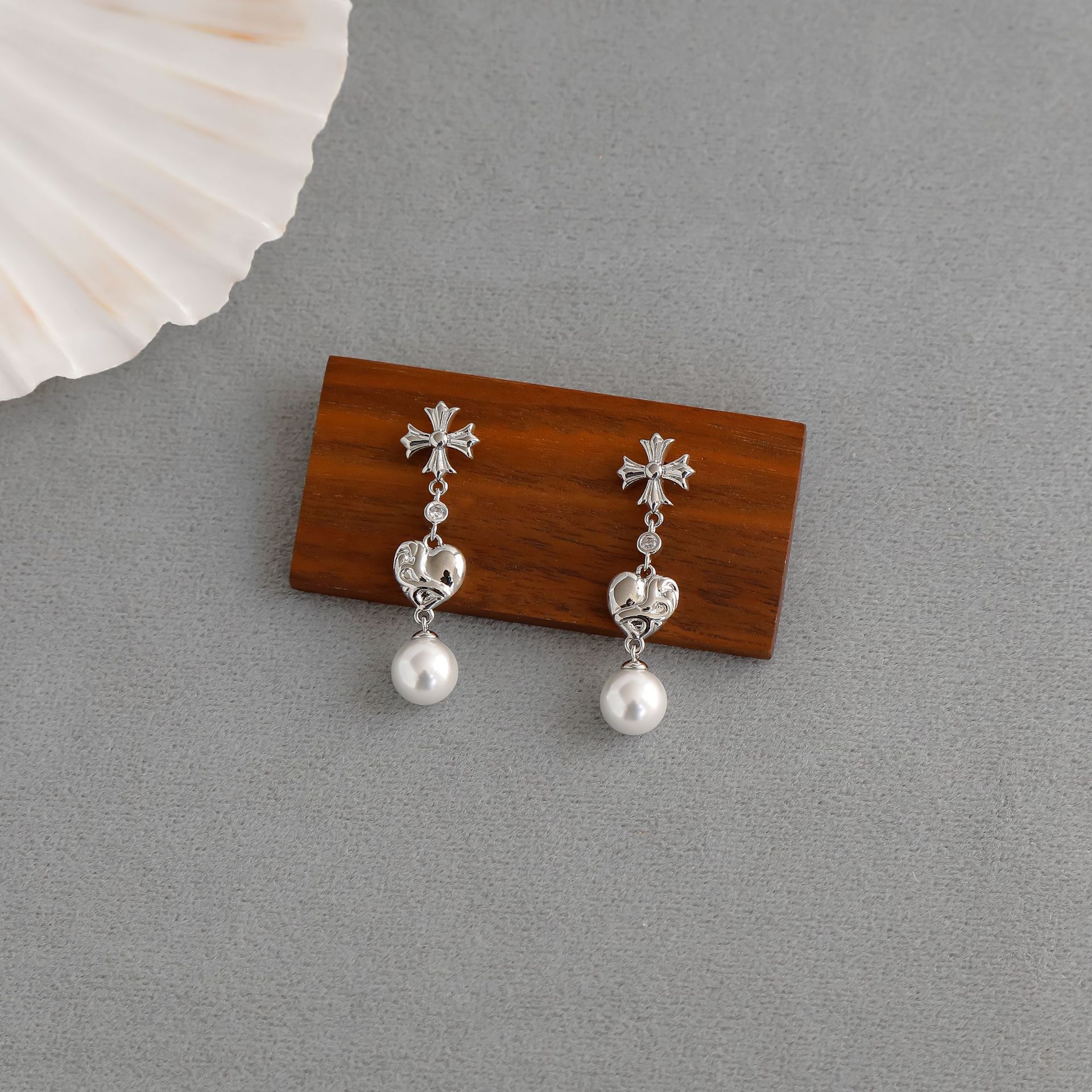 克罗*十字架珍珠耳钉 轻奢高级感小众气质简约雕刻爱心珍珠耳钉详情8