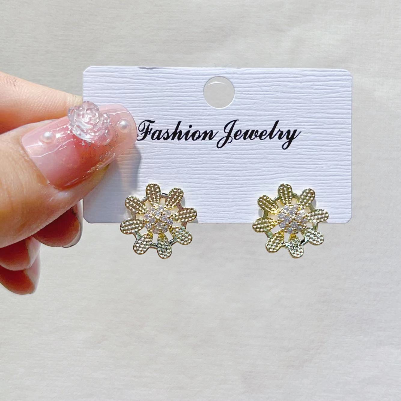 The new trendy copper zircon light luxury micro-set earrings are fresh and elegant. The zircon is versatile and the cute animal stud earrings are adorable pic 5