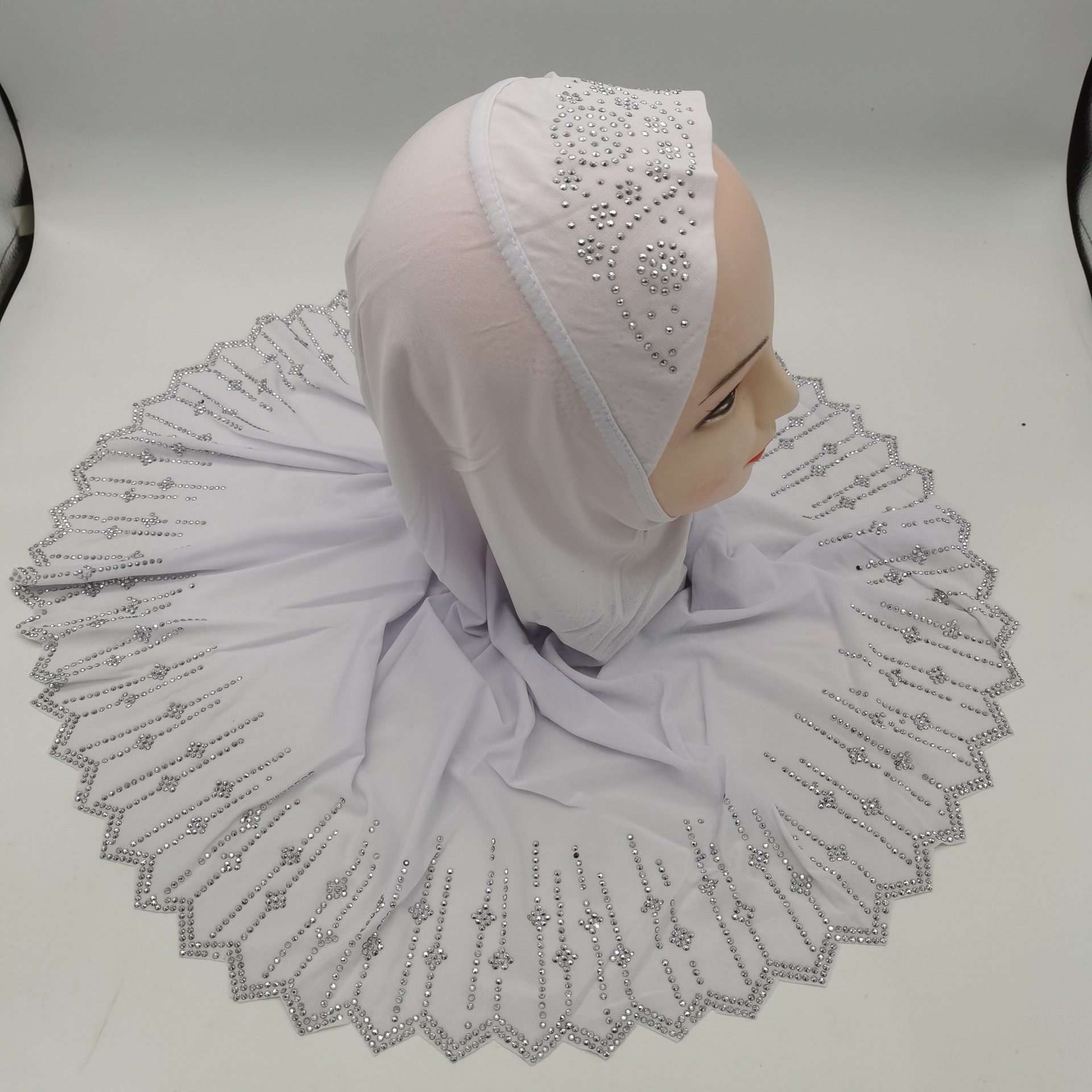 跨境货源水晶麻几何图烫钻激光边女式时尚包头帽头巾帽详情12