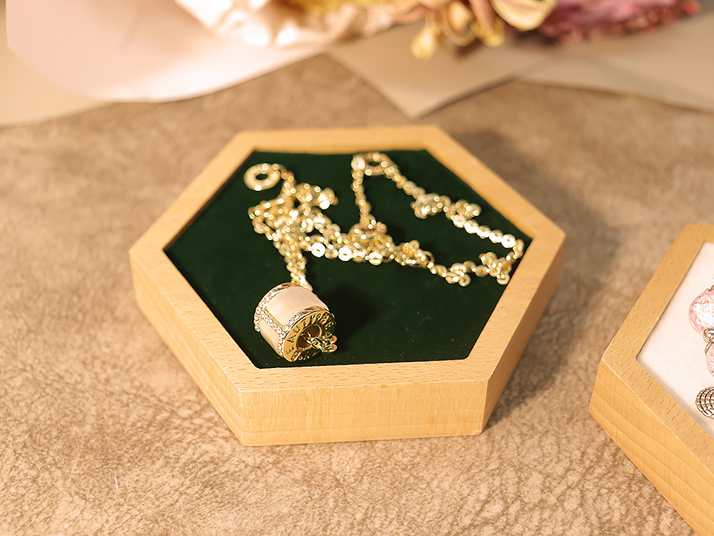 戒指首饰手镯项链吊坠榉木小展示托盘实木珠宝展示盘六边形展示架详情10