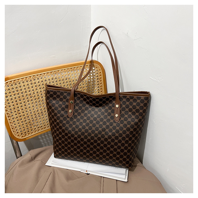 A simple and fashionable large-capacity bag for women in 2025, a trendy six-year tote bag for women, a large-capacity single-shoulder bag for commuting pic 26