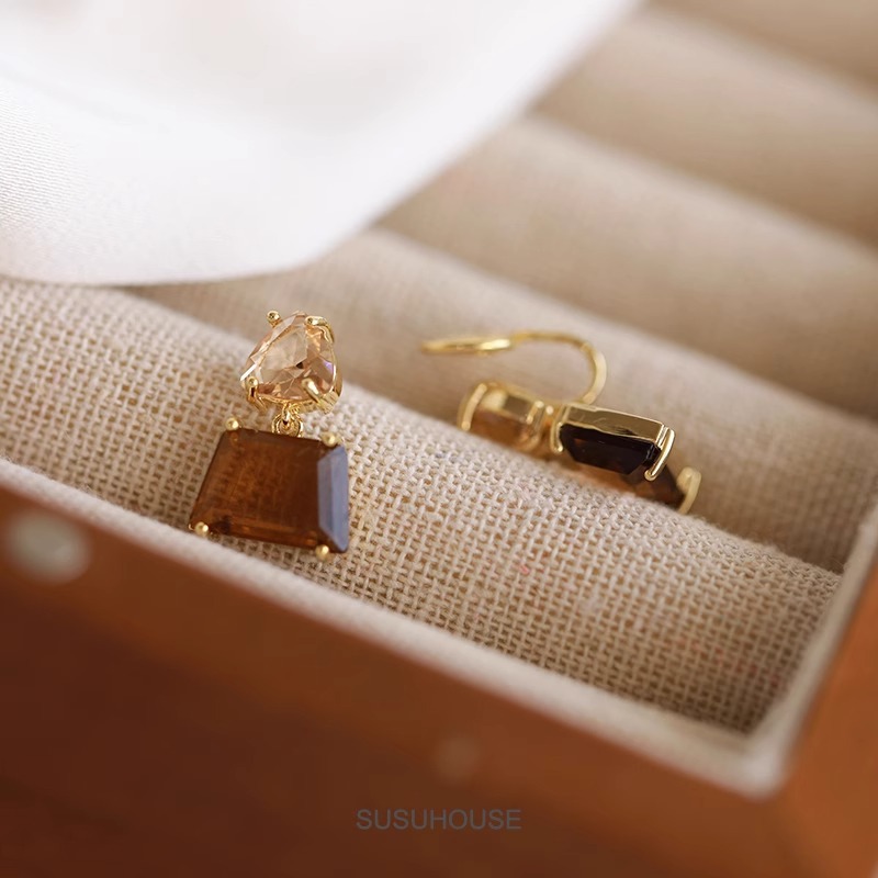 Coffee-colored mosquito repellent coil ear clips, no ear holes, high-end feel, niche painless earrings for women, commuting clip ear studs, new spring and summer style pic 5