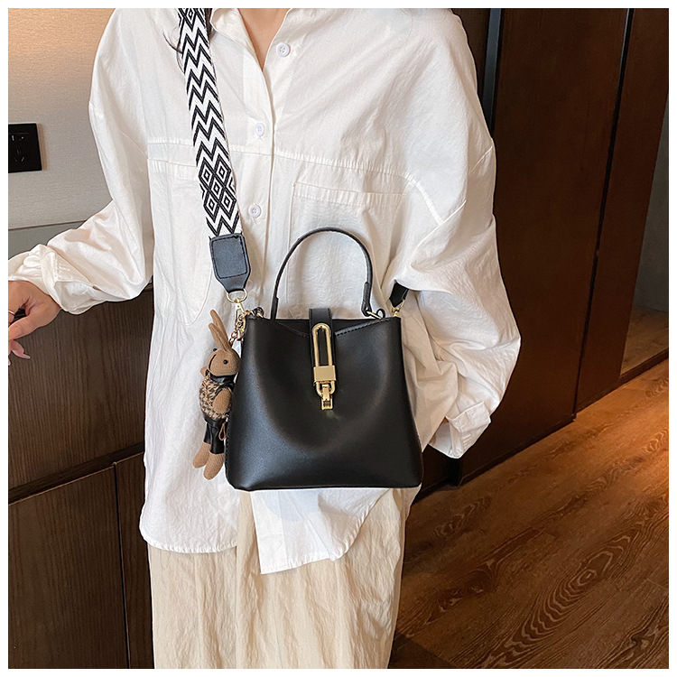 高级感大容量水桶包女2024新款潮韩系百搭宽肩带单肩包洋气斜挎包详情44