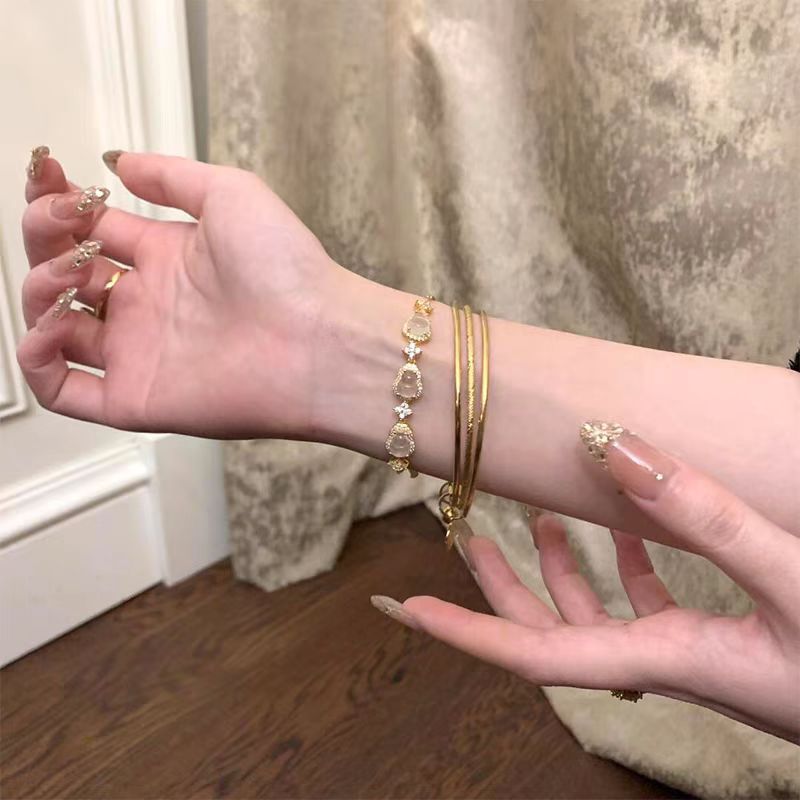 The new Chinese-style clear and transparent gourd-shaped zircon bracelet is a niche, light luxury, and delicate, fashionable, and versatile accessory for women pic 5