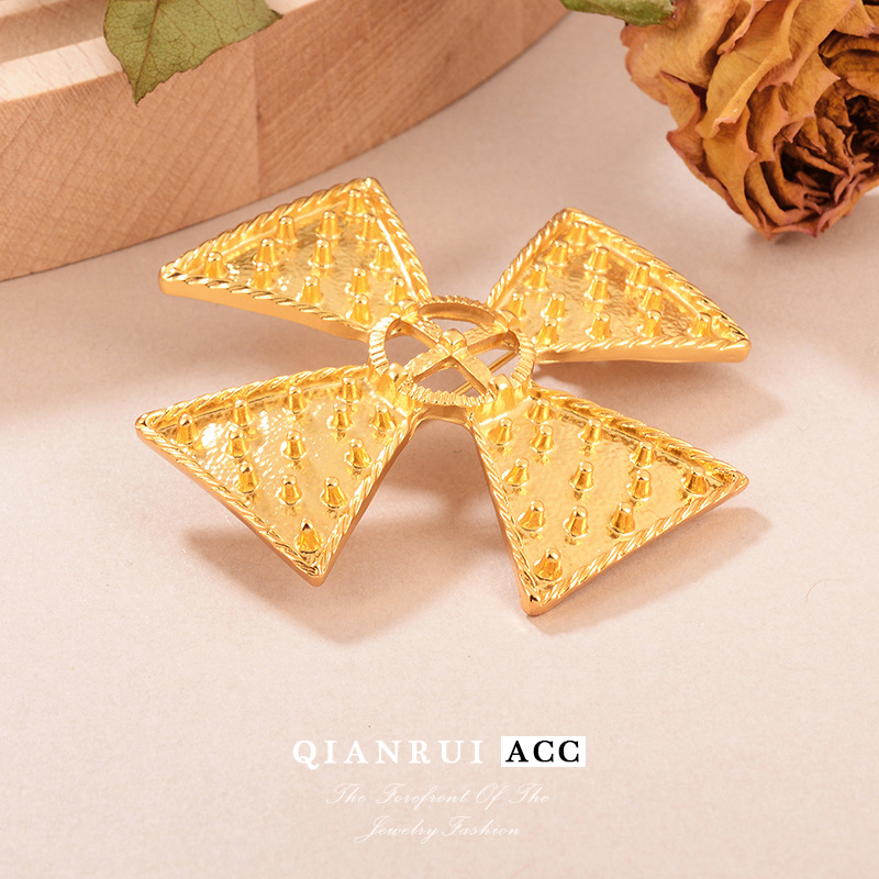 New wholesale vintage golden embossed metal texture brooches, pins and accessories with a cross shape, versatile and light luxury fashion pic 19