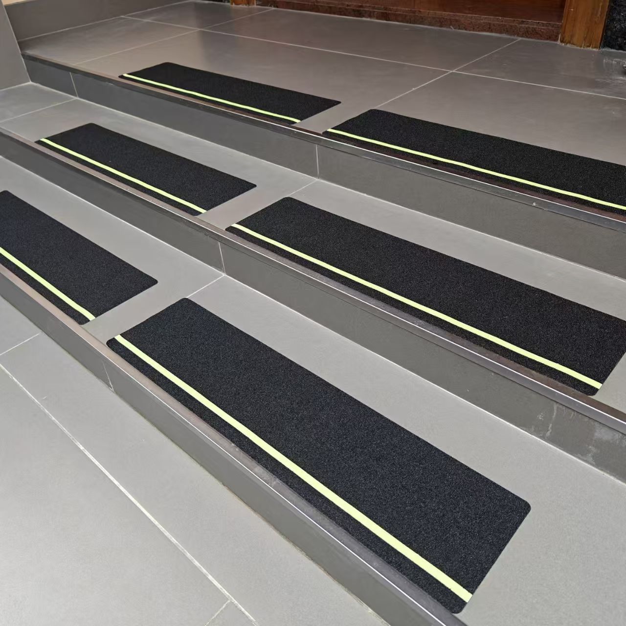 Anti-slip tape manufacturer direct sales: kitchen and bathroom anti-slip strips, staircase anti-slip strips, floor anti-slip 5cm*5m pic 2