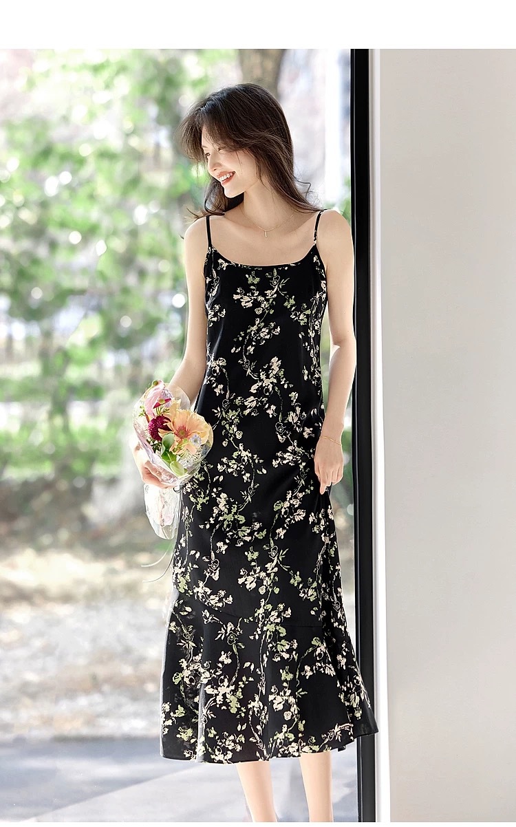 A beautiful and attractive fishtail dress for women in summer with floral patterns and a halter top pic 15