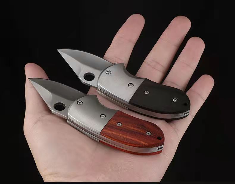 Wholesale outdoor mini EDC portable knives, keychain pocket knives, stainless steel folding knives, unboxing and express delivery tools, folding knives, portable, lightweight and practical pic 11