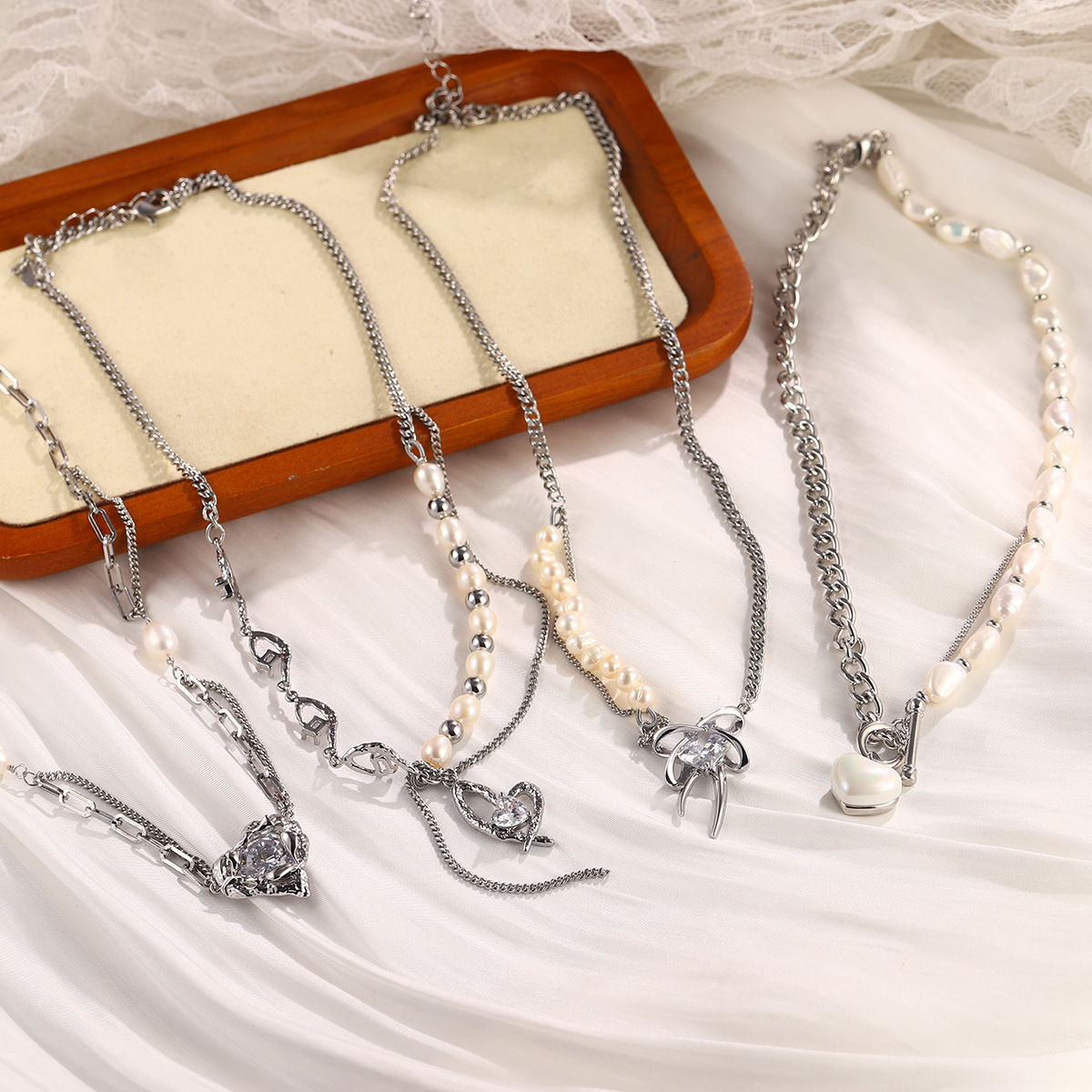 The new heart-shaped bow collarbone chain is a niche retro necklace that is versatile for summer, exuding a sense of high-end luxury and a light fragrance style pic 18