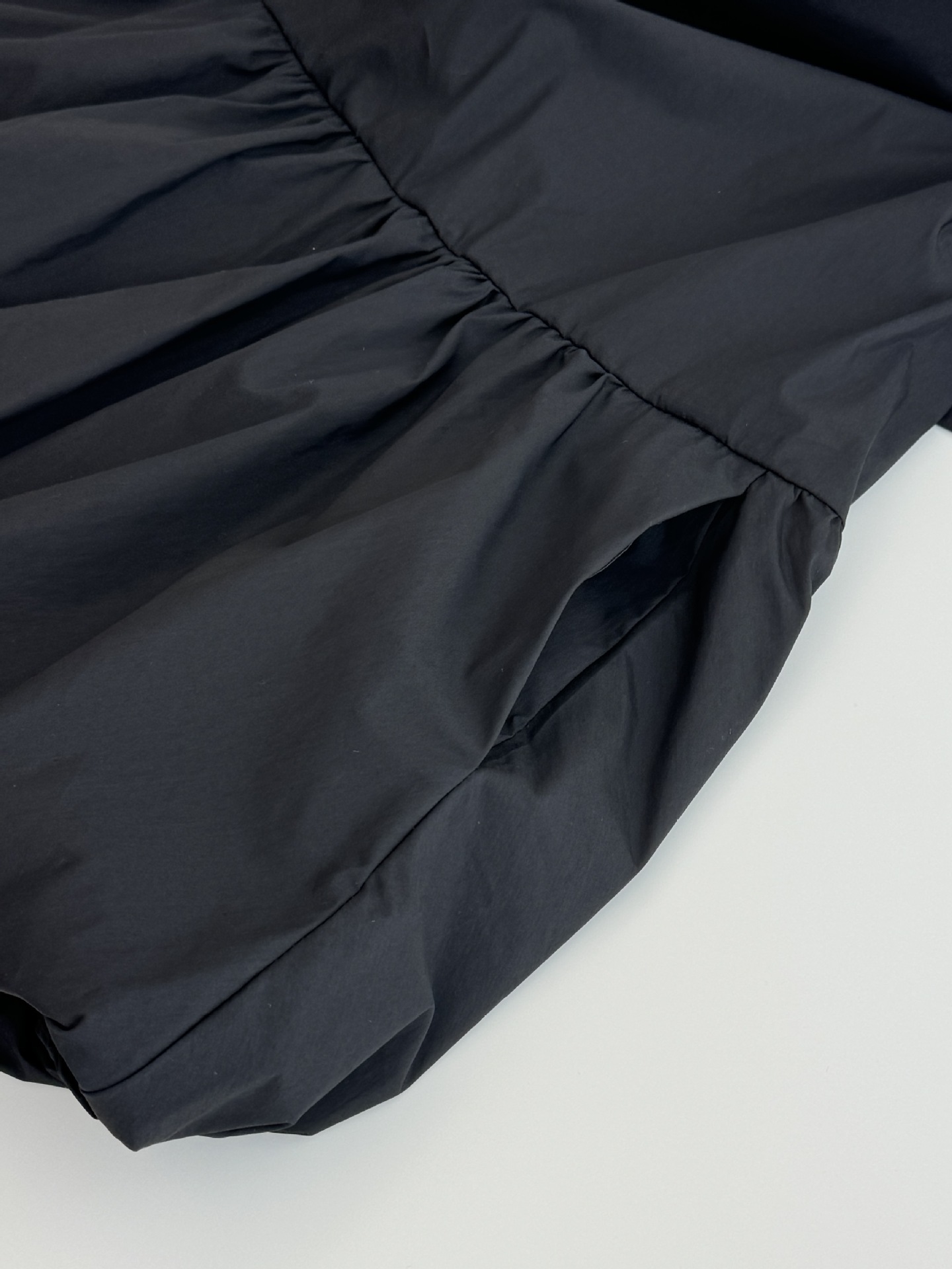 amome*to jennie同款连衣裙纯色蓬蓬花苞小黑裙短裙详情6