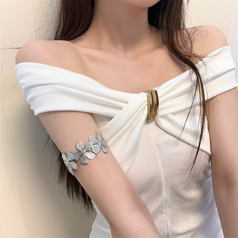 欧美钛钢宽面花朵手镯ins冷淡风开口可调节手环甜酷百搭可当臂环详情4